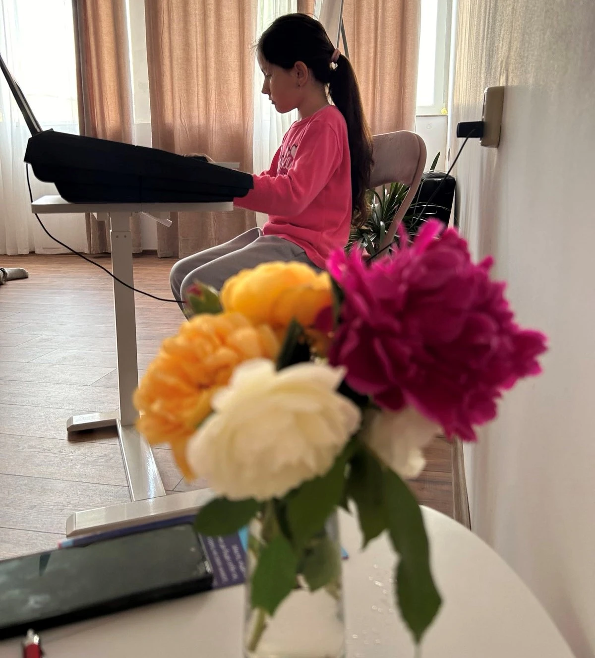 Ученичка свири на пиано в музикалната школа VeroRhythms